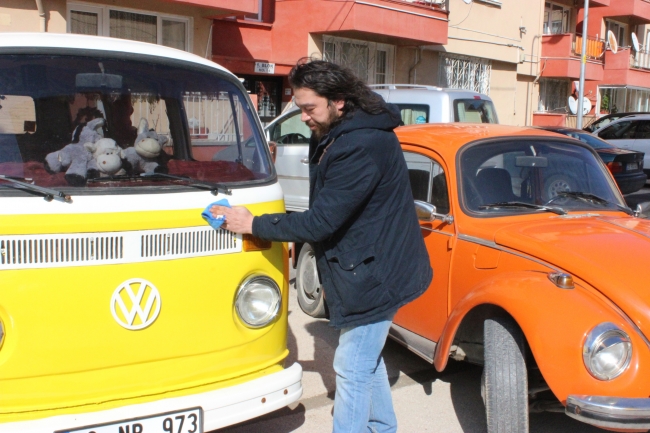 Kız isimleri verdiği araçlarına gözü gibi bakıyor